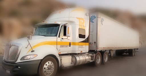 Trailer de alta capacidad en carretera mexicana
